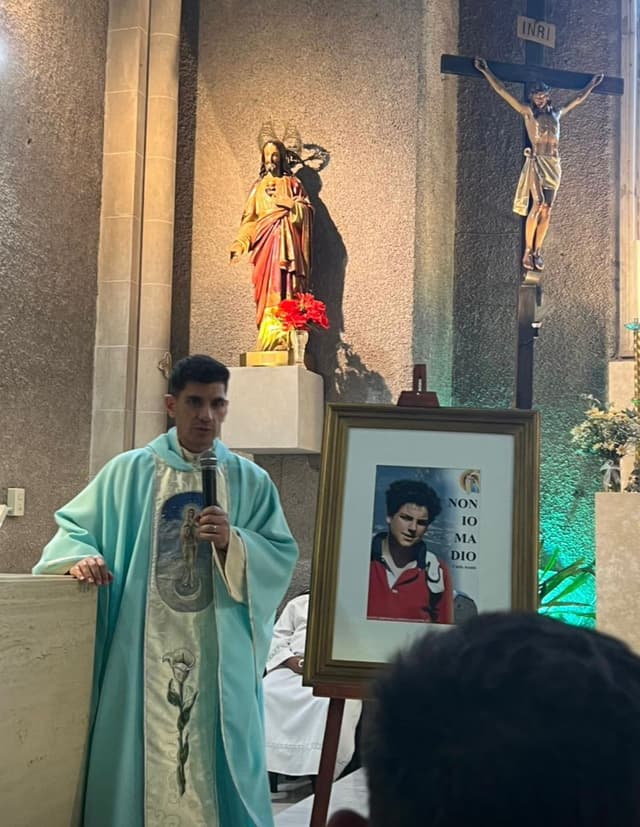 Entronización del Beato Carlo Acutis en Verónica - Iglesia de Lourdes (foto 2)