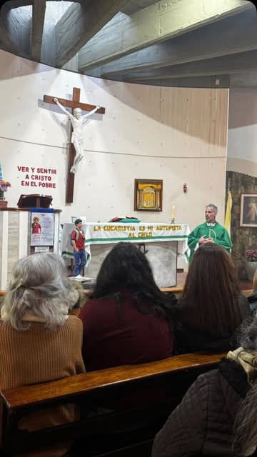 La imagen peregrina de San Carlo Acutis Chascomus Argentina, estuvo presente en la Santa Misa de Sanación celebrada en l