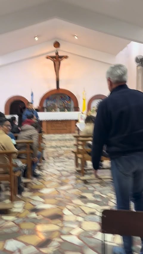 Con profunda emoción, Carlos hizo entrega de la imagen peregrina del Grupo San Carlo Acutis Chascomús Argentina a la com