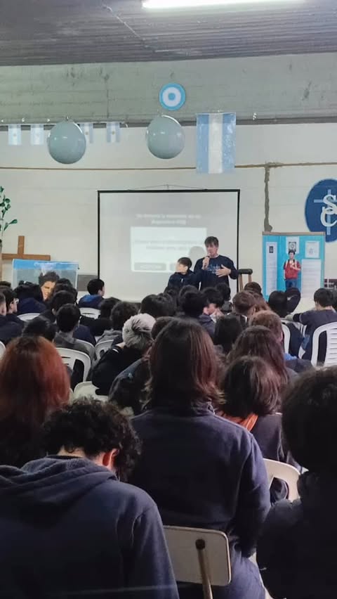 La imagen peregrina de San Carlo Acutis Chascomús Argentina sigue recorriendo caminos y sembrando esperanza.