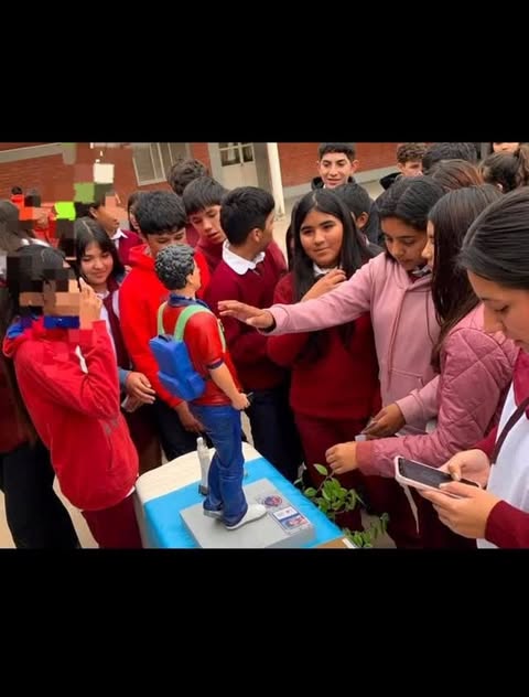 La imagen peregrina de San Carlo Acutis Chascomús Argentina llegó al Colegio Secundario de Vilelas, llevando un mensaje