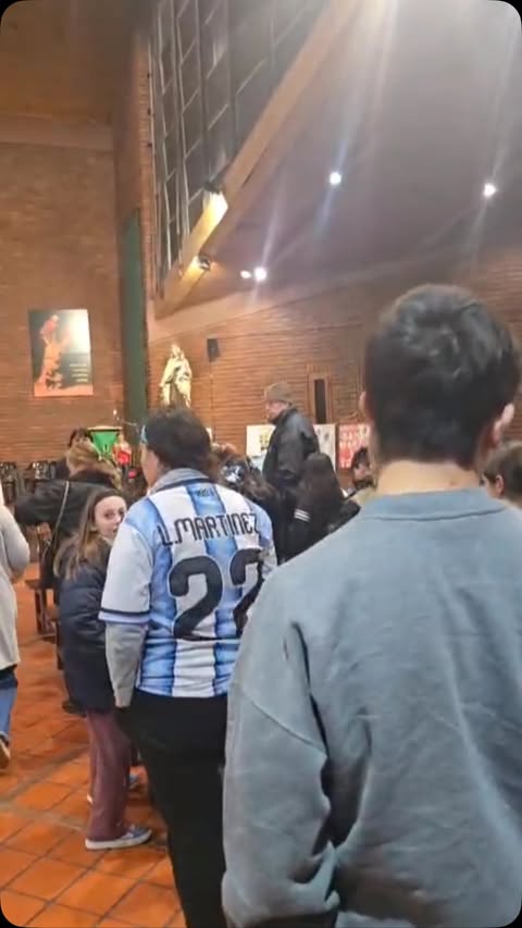 Hoy, la imagen peregrina de San Carlo Acutis del Grupo San Carlo Acutis Chascomús Argentina llegó a la Parroquia Nuestra