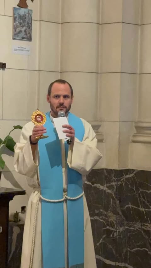 Hay gestos que hablan más que mil palabras. Unas manos que se acercan con respeto a la reliquia de San Carlo Acutis, una